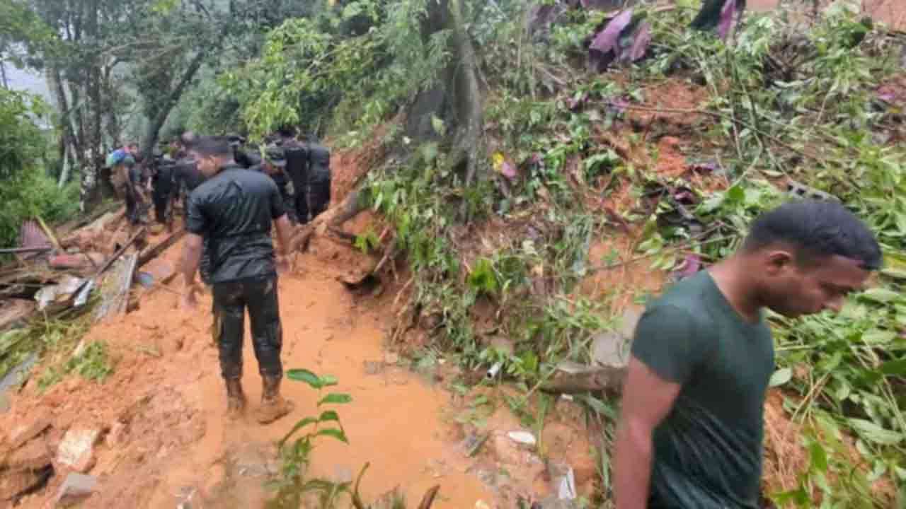 மண்சரிவில் சிக்குண்ட 5 இராணுவ வீரர்கள் உயிருடன் மீட்பு